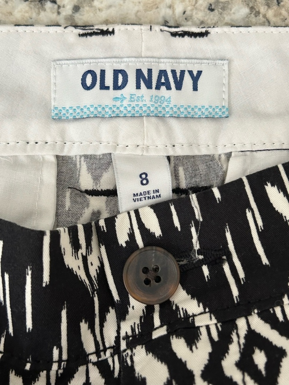 Old Navy Black White Geometric Tribal Print Chino Shorts Casual Size 8 - Picture 6 of 9